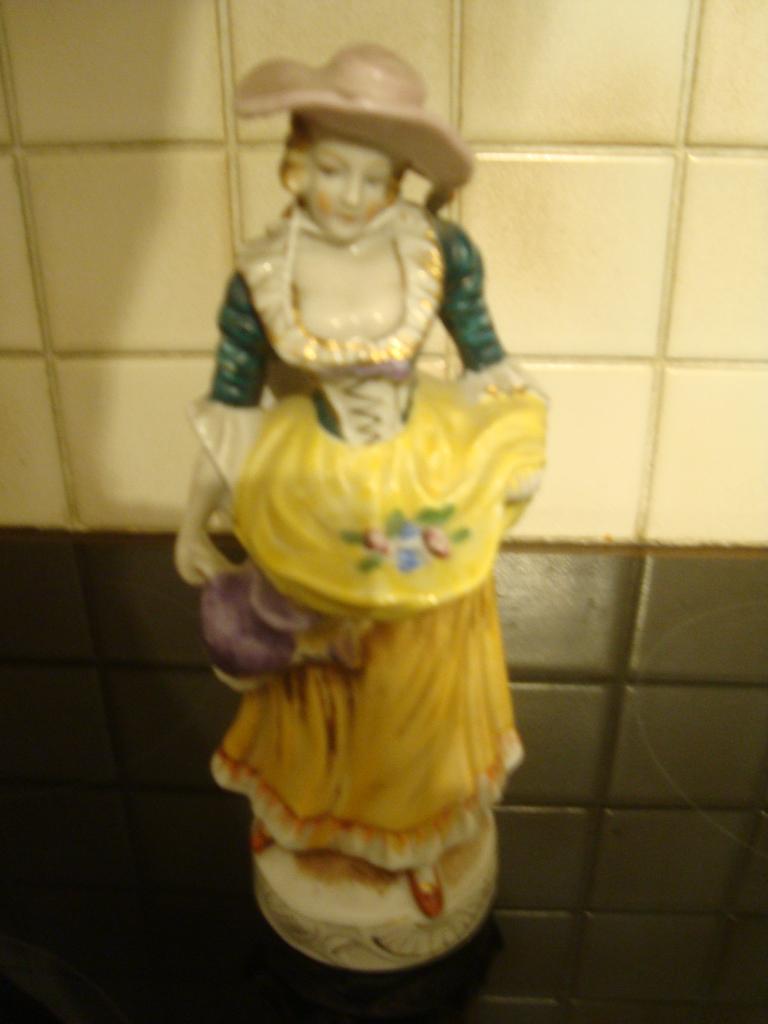 Porseleinen beeldje van een vrouw in 18de-eeuwse kledij., Antiek en Kunst, Ophalen
