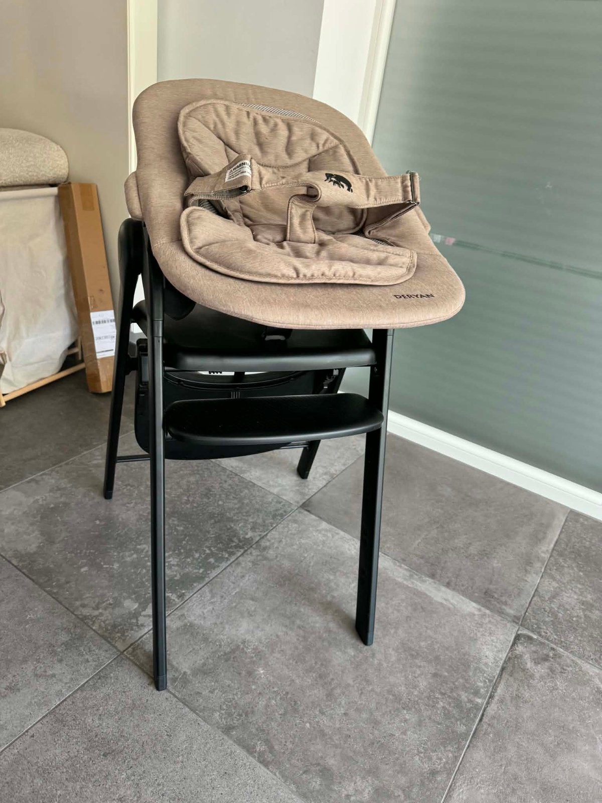 Chaise bébé de luxe Deryan, Enfants & Bébés, Enlèvement, Comme neuf, Chaise évolutive
