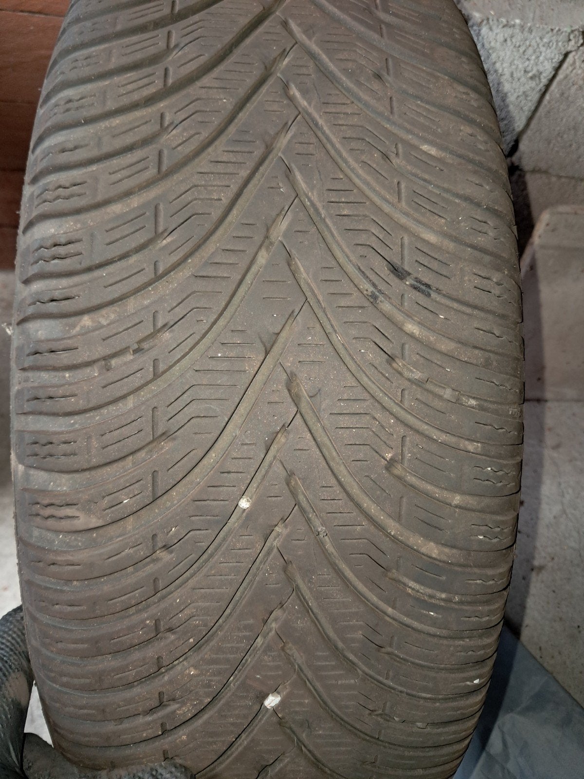vend kit pneus neige  kleber 17p pour audi a3 8v, Autos : Pièces & Accessoires, Pneus hiver, Enlèvement, Utilisé, 225 mm