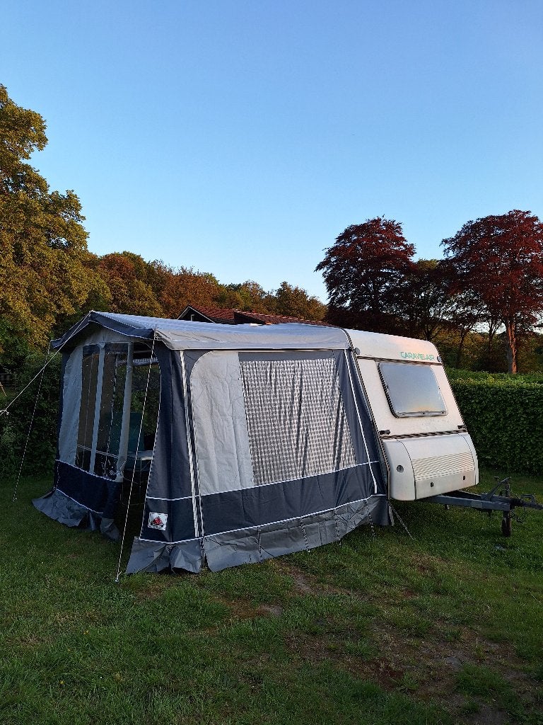Caravane Caravelair rénovée, Caravans en Kamperen, Caravans, Particulier, tot en met 2, 500 - 750 kg, Overige, Caravelair, Frans bed