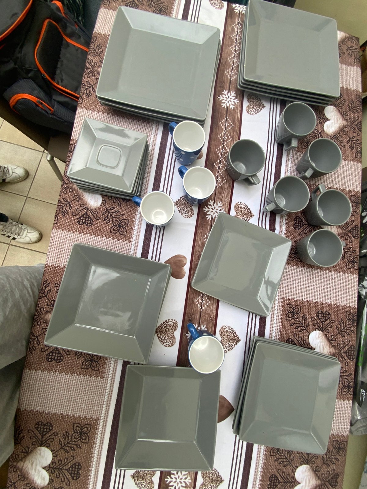 Vaisselle grise moderne avec tasses, Maison & Meubles, Enlèvement, Comme neuf, Céramique, Assiettes(s)