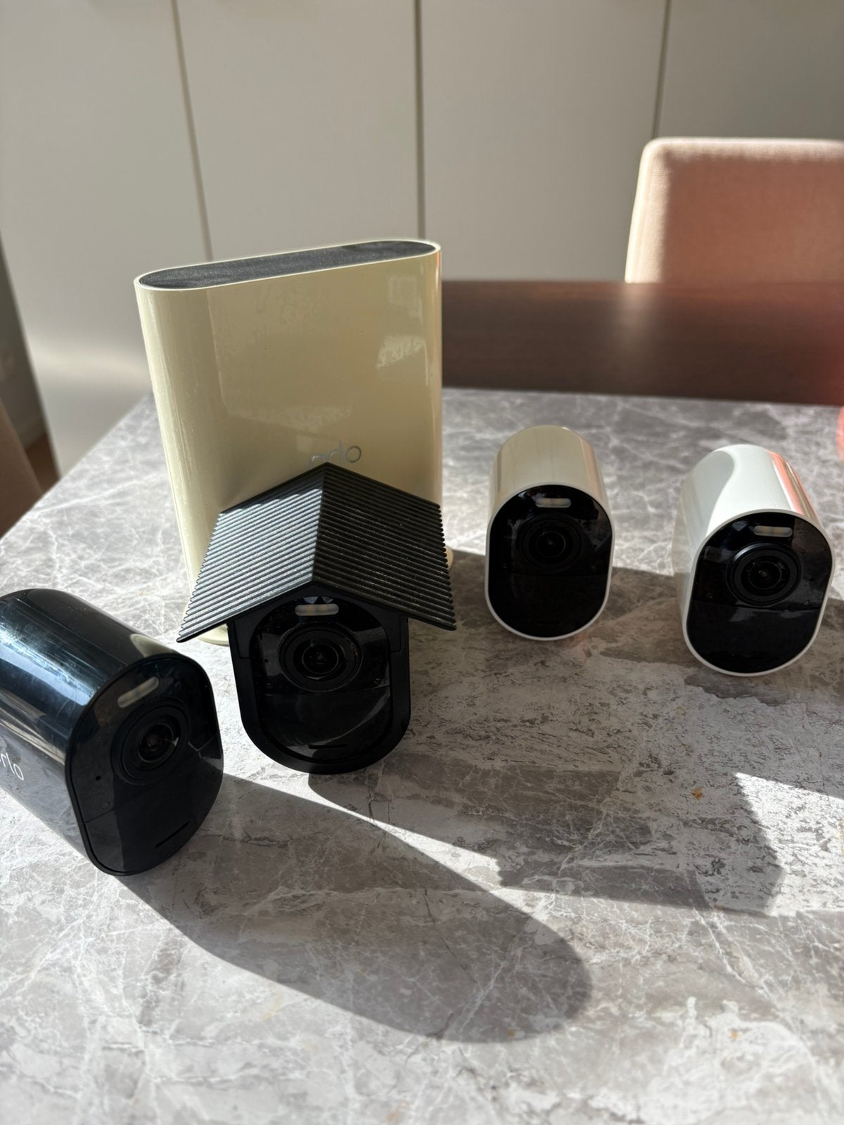 Arlo Ultra 2 4k - spotlight - 4 stuks en basisstation, Enlèvement, Utilisé, Caméra extérieure