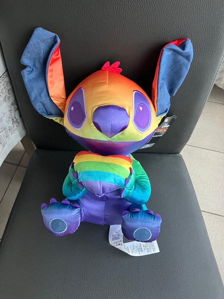Nieuwe Disney Store knuffel - Stitch Pride, Verzamelen, Ophalen of Verzenden, Overige figuren, Nieuw, Knuffel