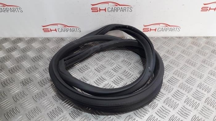 Joint caoutchouc portière 4portes arrière gauche d'un Merc, Autos : Pièces & Accessoires, 3 mois de garantie, Utilisé, -, -
