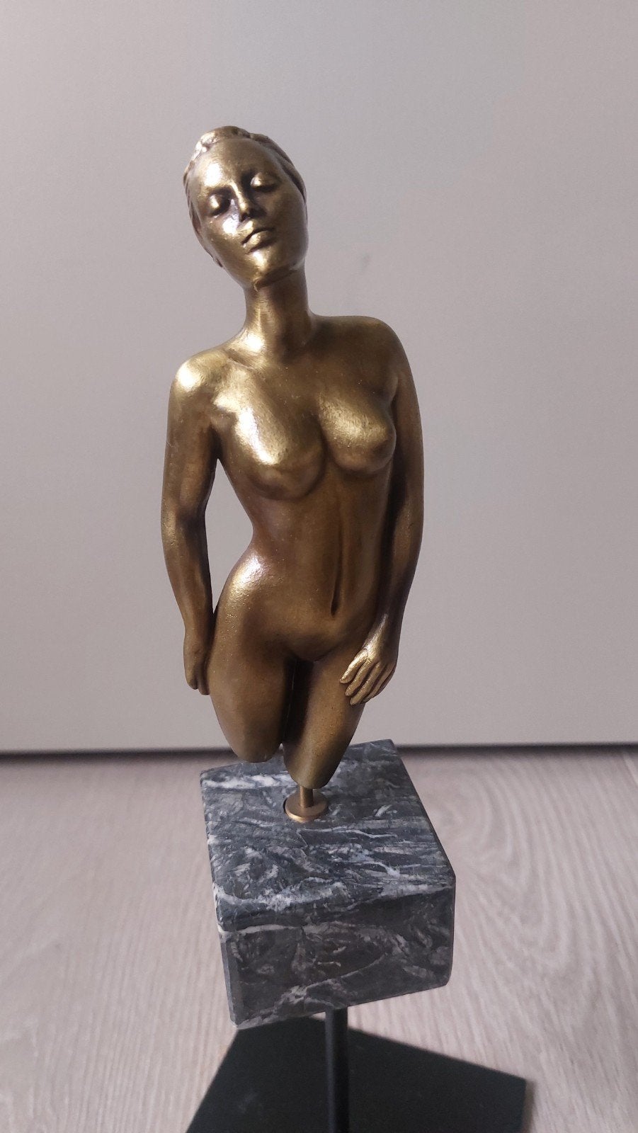 bronzen beeld vrouwentorso ( Deville-Chabrolle) op marmeren, Antiek en Kunst, Ophalen of Verzenden, Klassiek, Beeld, Zwart