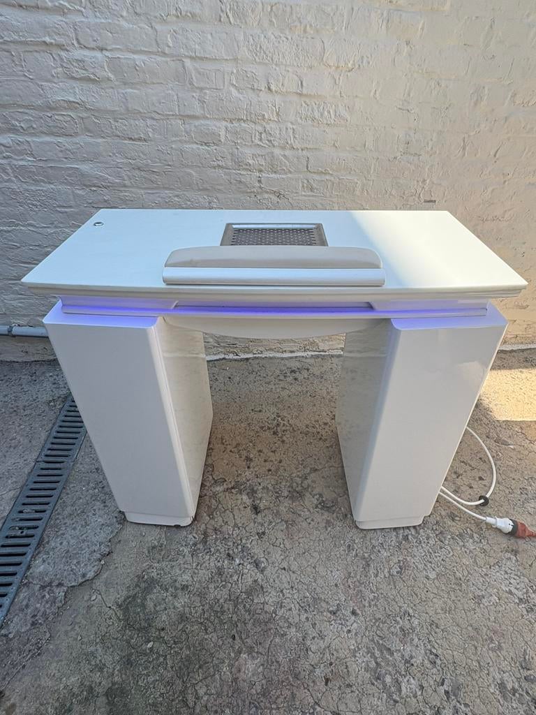 2 tables de manucure en bon état fonctionne parfaitement, Bijoux, Sacs & Beauté, Beauté | Cosmétiques & Maquillage, Enlèvement
