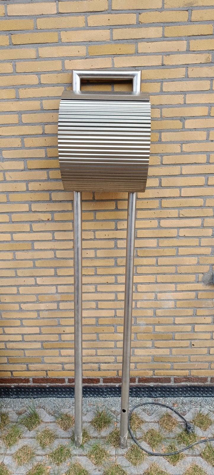 Brievenbus metaal, Ophalen