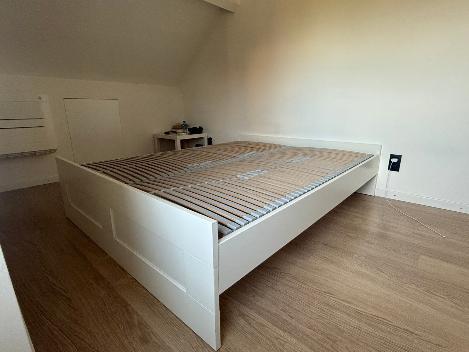 Stevig wit bed 160 x 200cm + regelbare lattenbodems + matras, Ophalen, Wit, Tweepersoons, Zo goed als nieuw