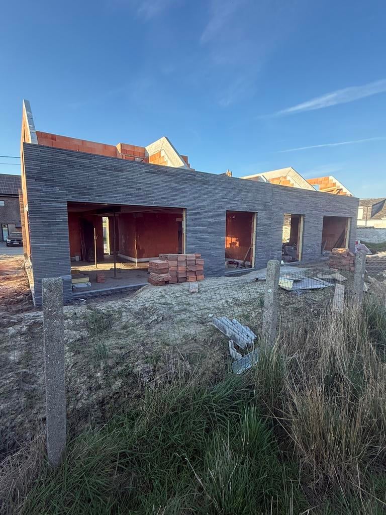 Van metselen werk, fundering, en platte daken . Kijk foto’s