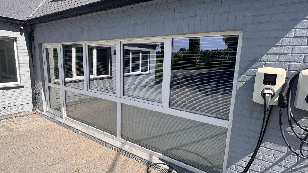 Ensemble de châssis REHAU Synego + porte + stores Luxaflex, Double vitrage, 160 cm ou plus, 160 cm ou plus, Comme neuf