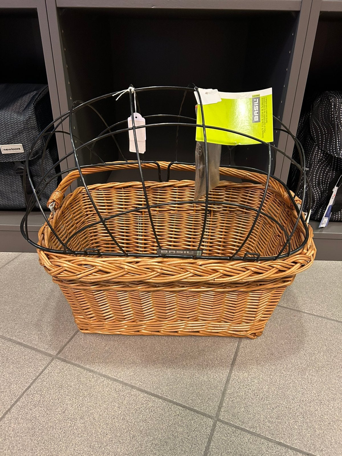 Leuk (honden)mandje BASIL voor op fiets - volledig nieuw, Fietsen en Brommers, Ophalen, Zo goed als nieuw, Fietsmand, Stuurbevestiging