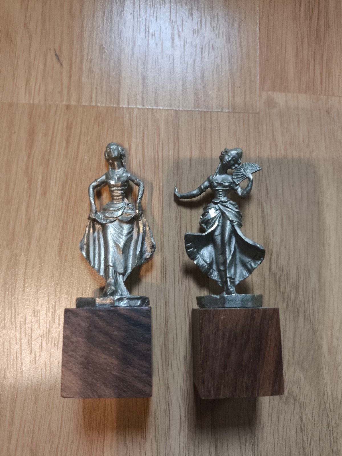 Set van 2 vintage tinnen beeldjes / danseressen op houten vo, Antiek en Kunst, Ophalen of Verzenden