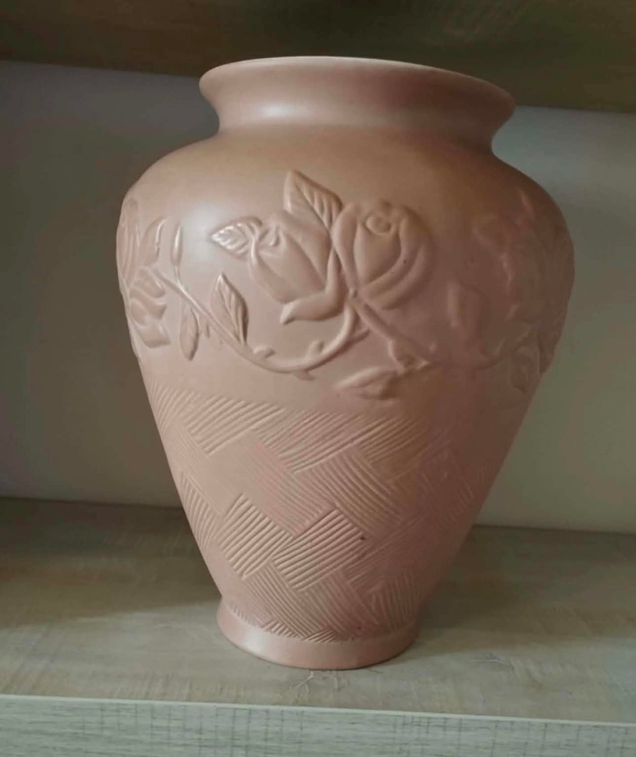 Terracotta vaas met bloemendecoratie, Huis en Inrichting, Woonaccessoires | Vazen, Ophalen, Zo goed als nieuw, Roze, 31 cm