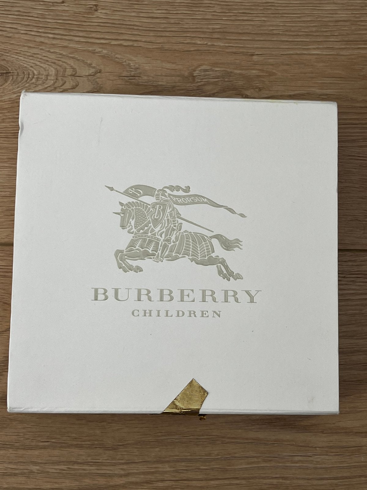 Set bébé Burberry rose clair, Enfants & Bébés, Vêtements de bébé | Packs de vêtements pour bébés, Enlèvement, Comme neuf