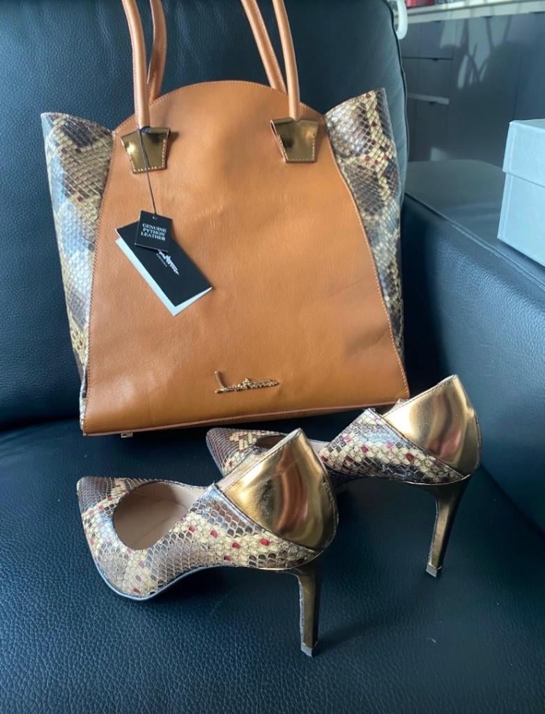 design handtas en bijpassende pumps  van Joaquim Ferrer, Handtassen en Accessoires, Tassen | Damestassen, Ophalen, Nieuw, Overige kleuren