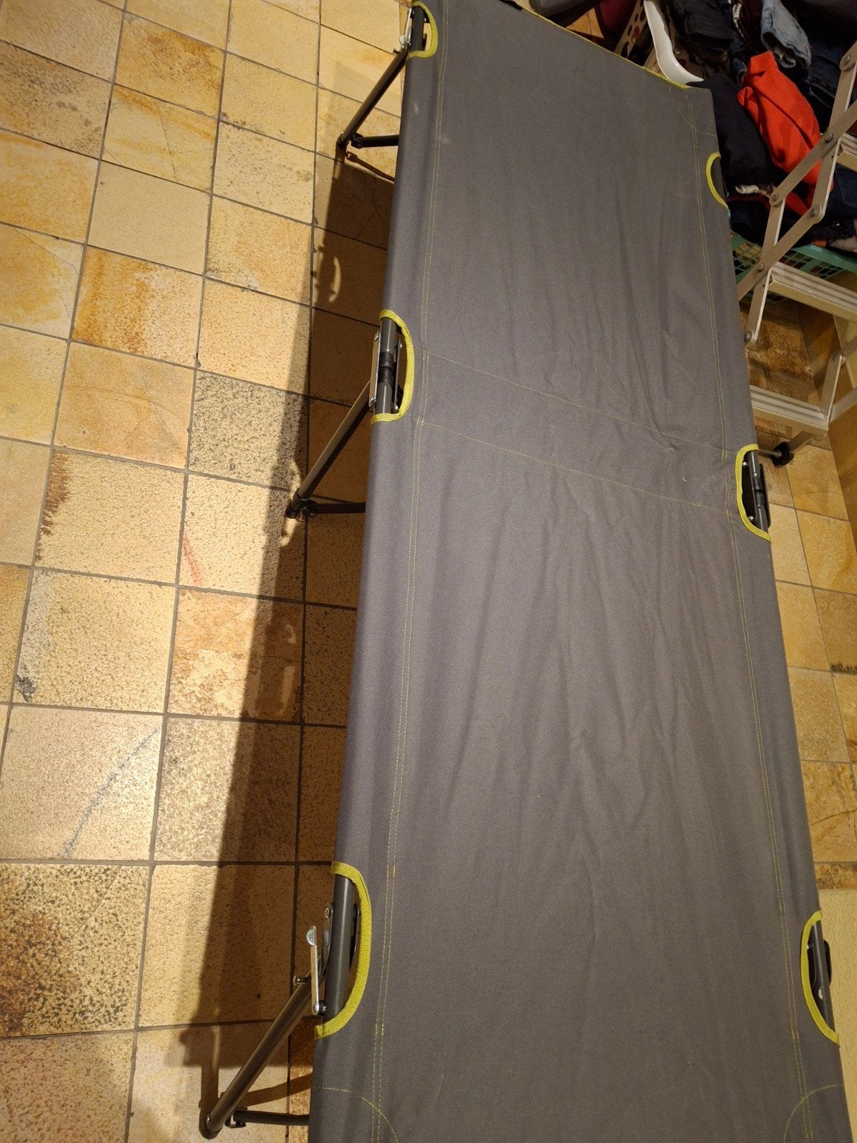 lit de camp/lit de camp. très peu utilisé !, Enlèvement