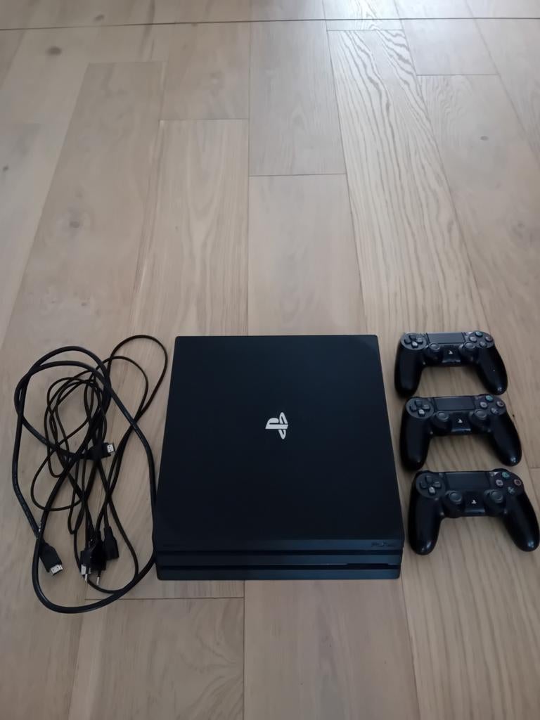 Ps4 pro disc edition 1TB (3 bakjes + alle nodige kabels), Ophalen, Zo goed als nieuw, 1 TB, Pro