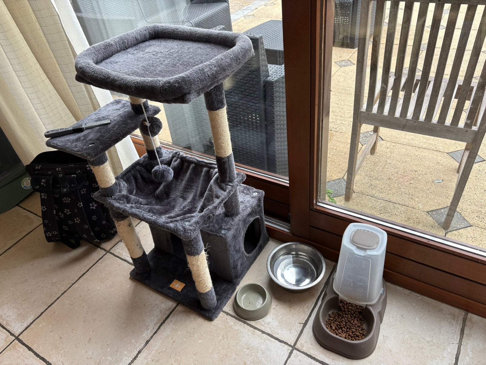 Arbre chat plus gamelles et distributeur, Animaux & Accessoires, Enlèvement, Comme neuf