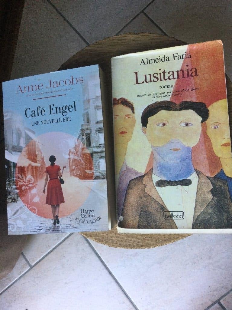 LUSITANIA-BELFOND/"CAFÉ ENGEL - NAAR DE GRIL VAN DE WERELD”, Antiek en Kunst, Ophalen of Verzenden, JACOBS(LAMBALLE)/FARIA