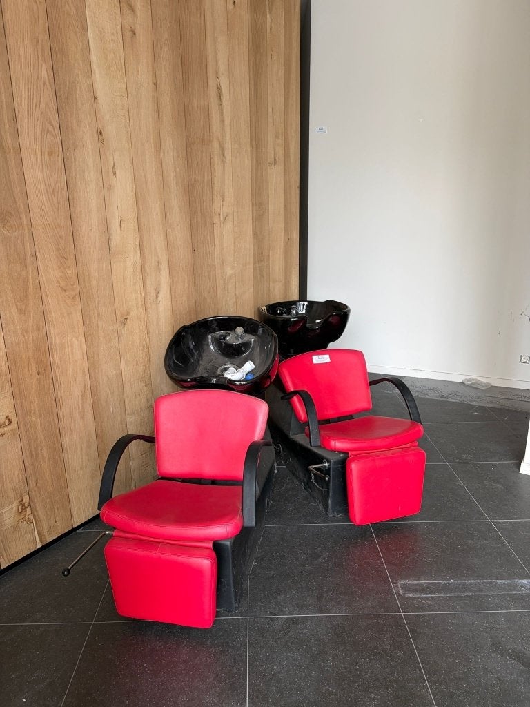 2 kappersstoelen met wasbak, Ophalen