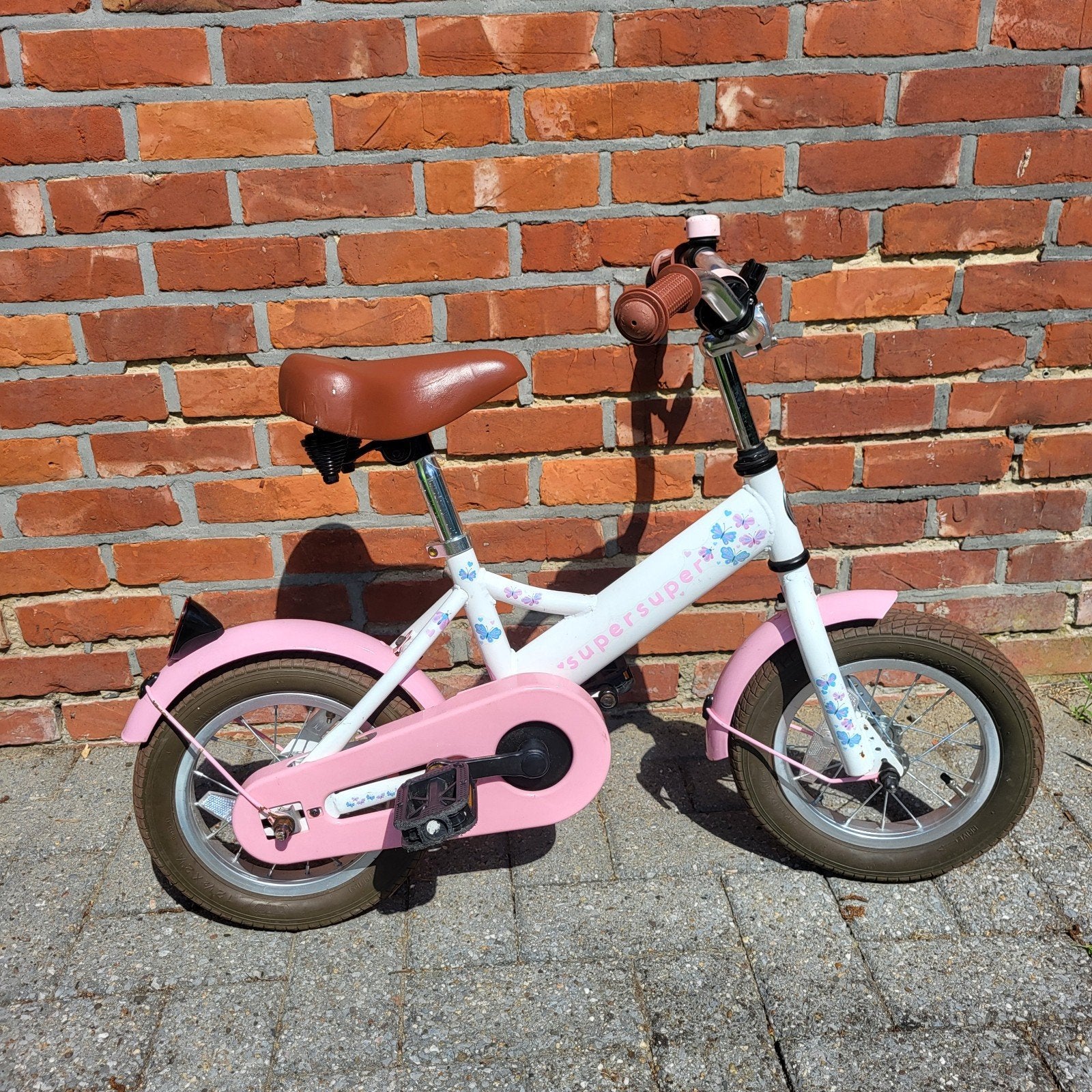 Super Super kinderfiets 12 inch - wit/roze met vlinders, Fietsen en Brommers, Ophalen, Terugtraprem, Zijwieltjes, Gebruikt