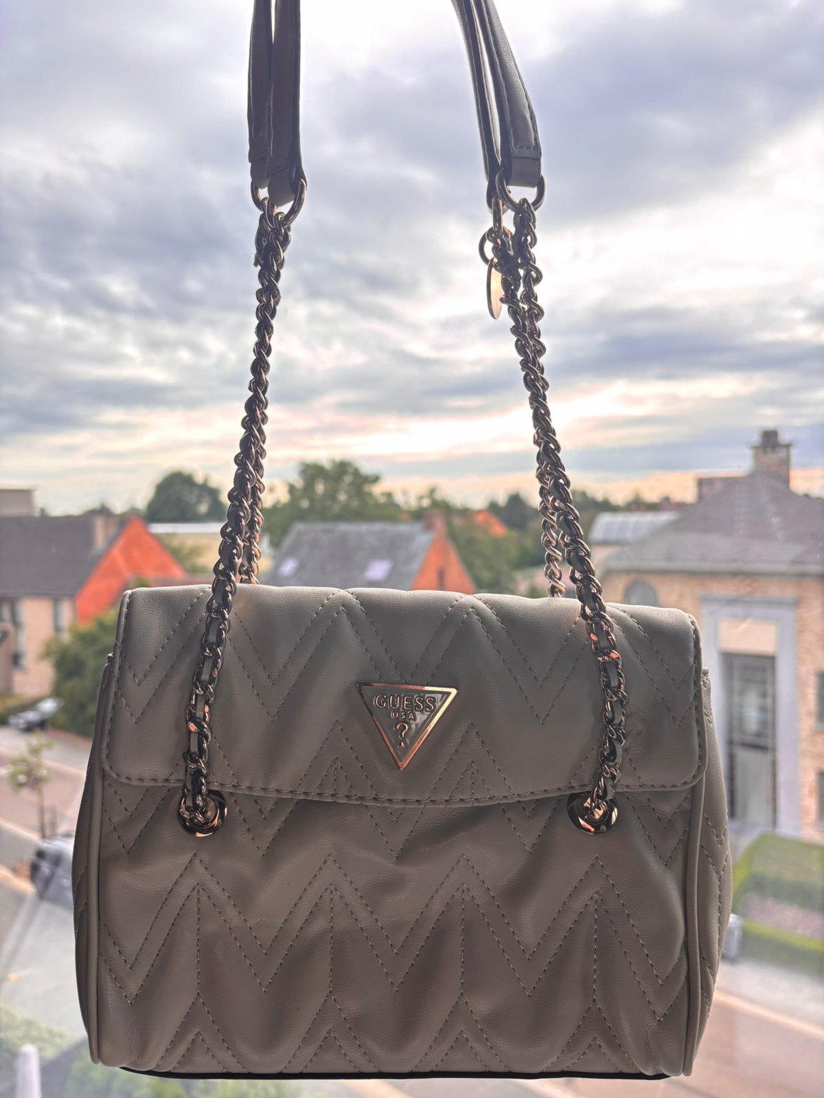 Beige handtas guess, Handtassen en Accessoires, Tassen | Damestassen, Ophalen, Zo goed als nieuw, Beige, Handtas