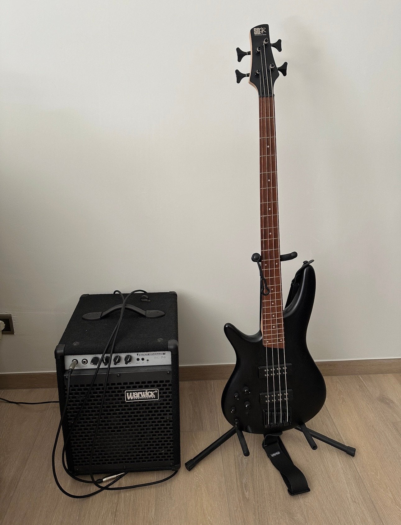 Basgitaar en versterker (linkshandig), Ophalen, Zo goed als nieuw
