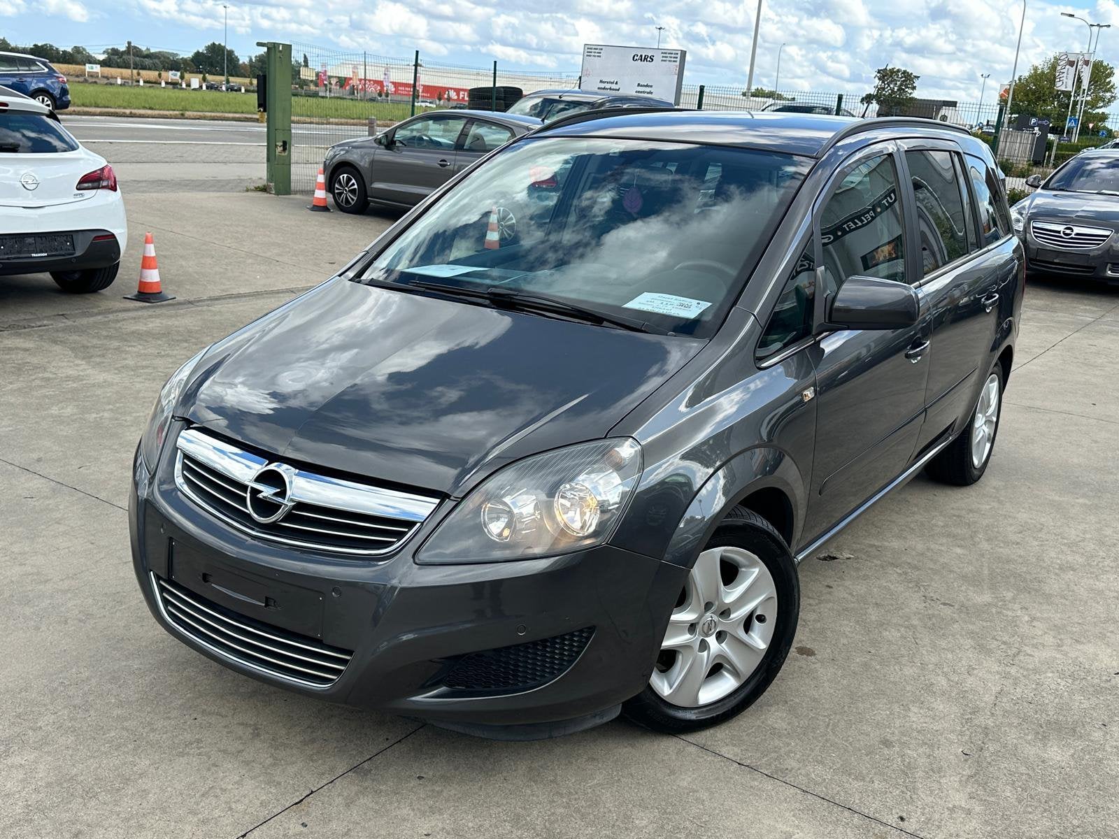 Opel Zafira 1.7L Diesel 7 zitplaatsen 118000 KLM, Auto's, Euro 5, 7 zetels, Bedrijf, Dealer onderhouden