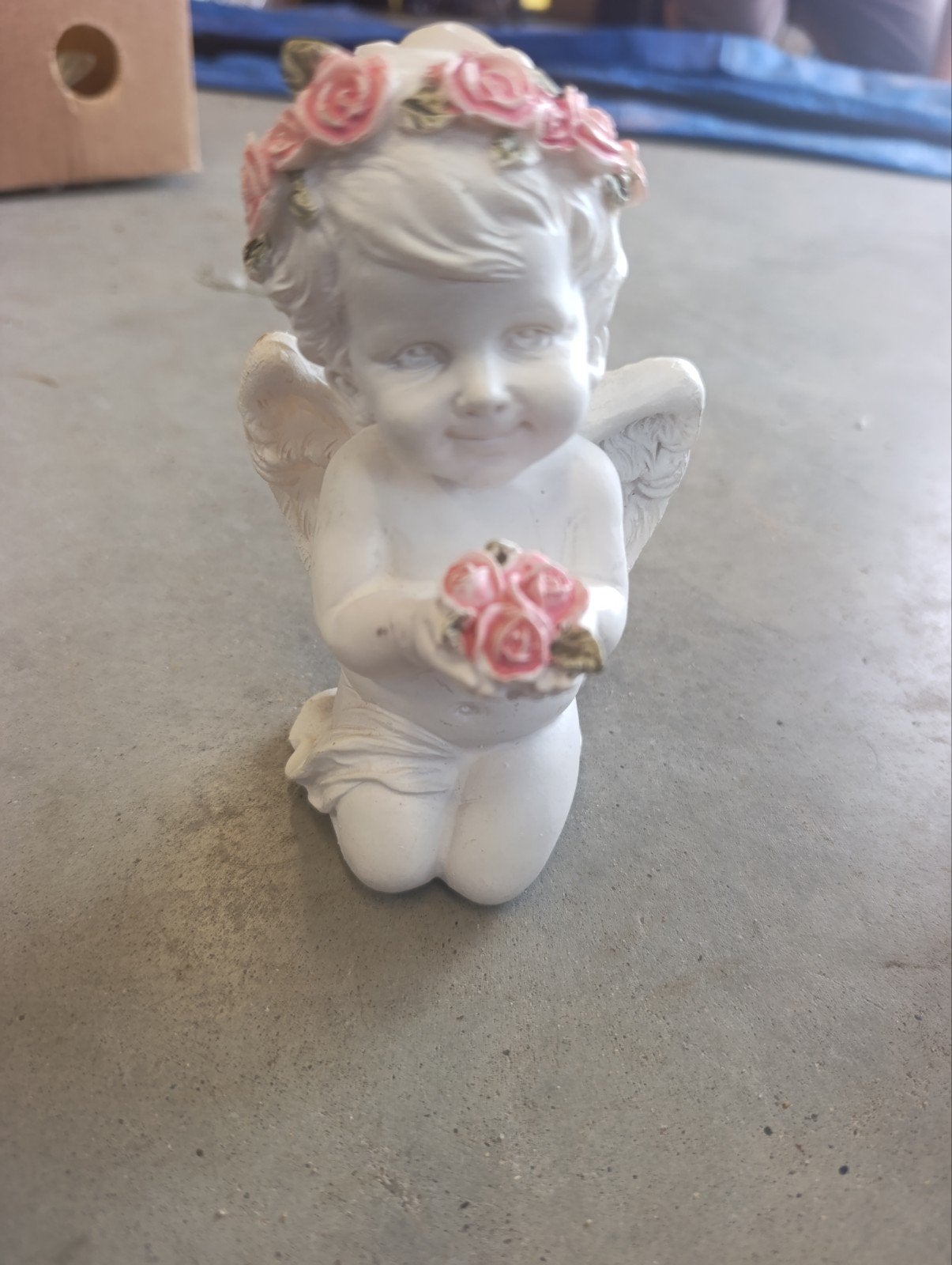 Mooi polystone engelenbeeldje / cherubijn met roze roosjes, Ophalen