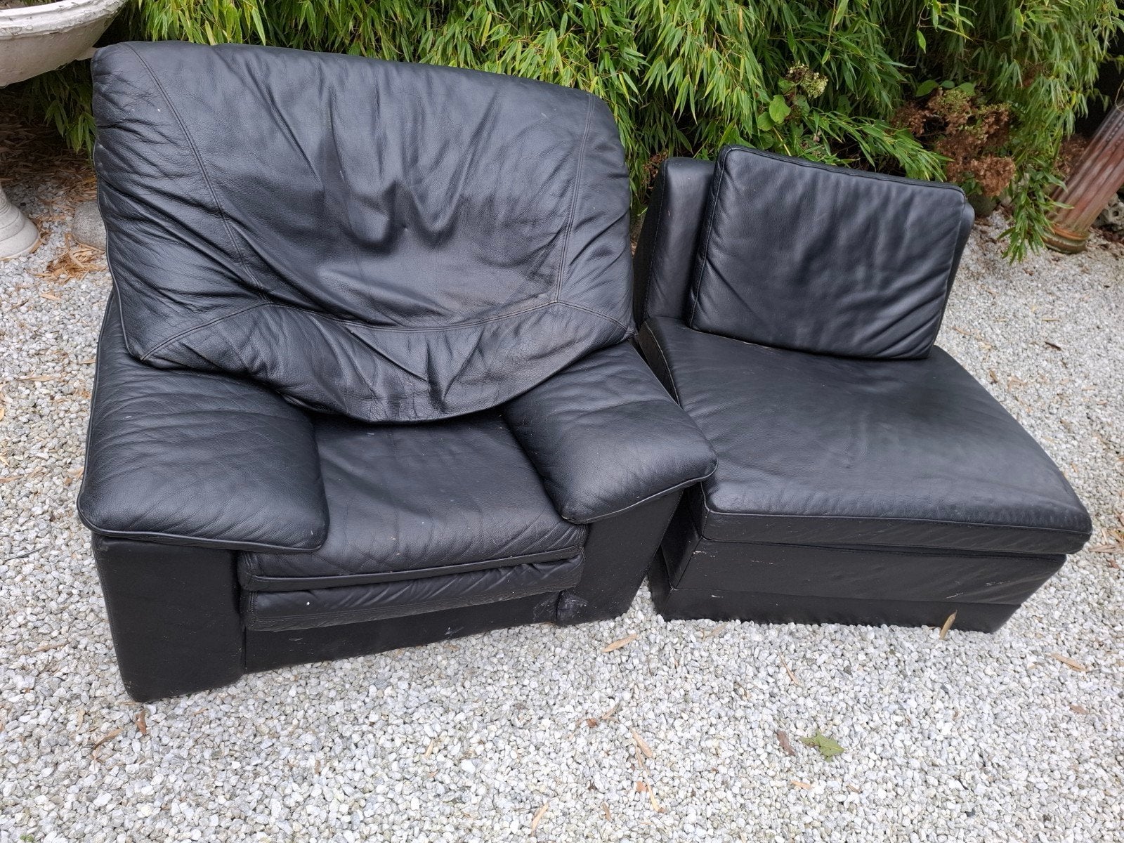 Comfortabele zwarte lederen zetels, Tuin en Terras, Ophalen, Gebruikt, 2 zitplaatsen
