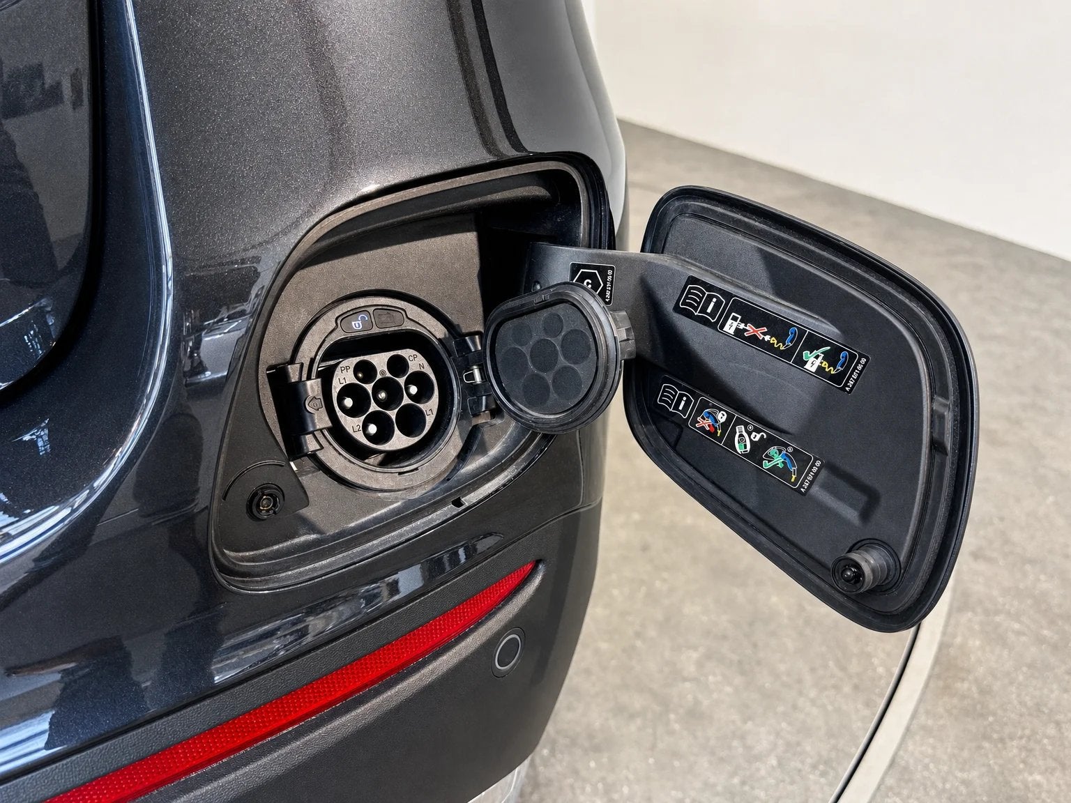 Mercedes-Benz GLC 300 2.0 GLC 300 E PHEV 4MATIC 4WD AUTO, Auto's, Mercedes-Benz, Automaat, Zwart, Hybride Elektrisch/Benzine, https://public.car-pass.be/vhr/60946590-4f30-4d96-b17e-3826473d002e