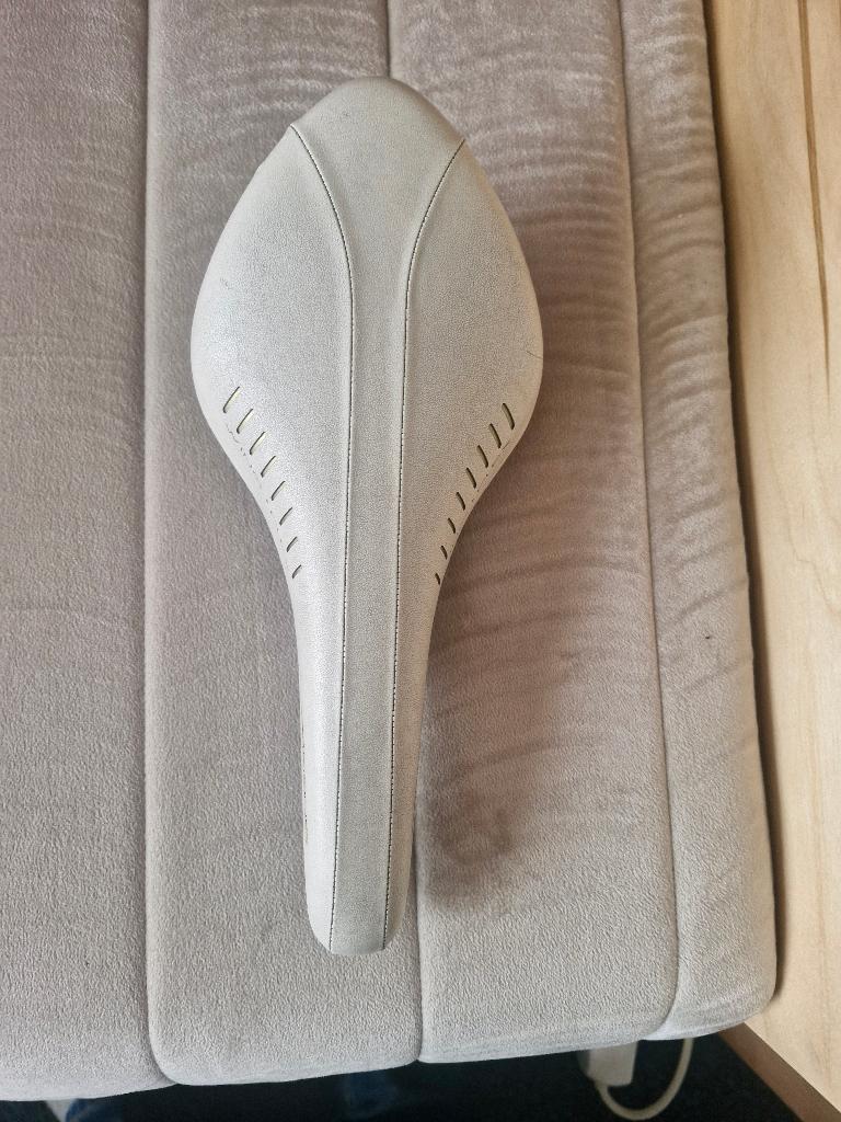 SELLE FIZI:K ARIONE WING FLEX BLANC K:IUM., Enlèvement, Selle, Carbone