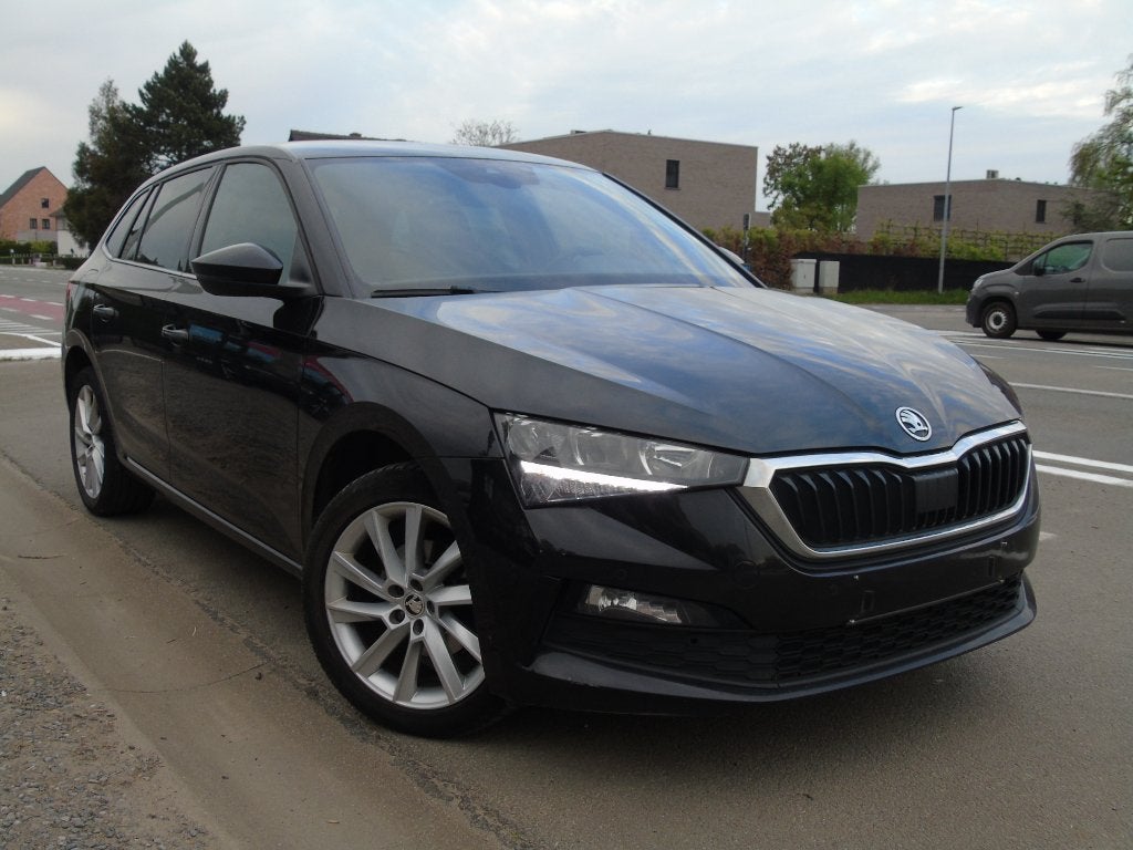 Skoda Scala 1.0 TSI *2022*1e Eigen*Carplay*Camera*AUTOMAAT, Auto's, Skoda, Automaat, Scala, Leder en Stof, Zwart
