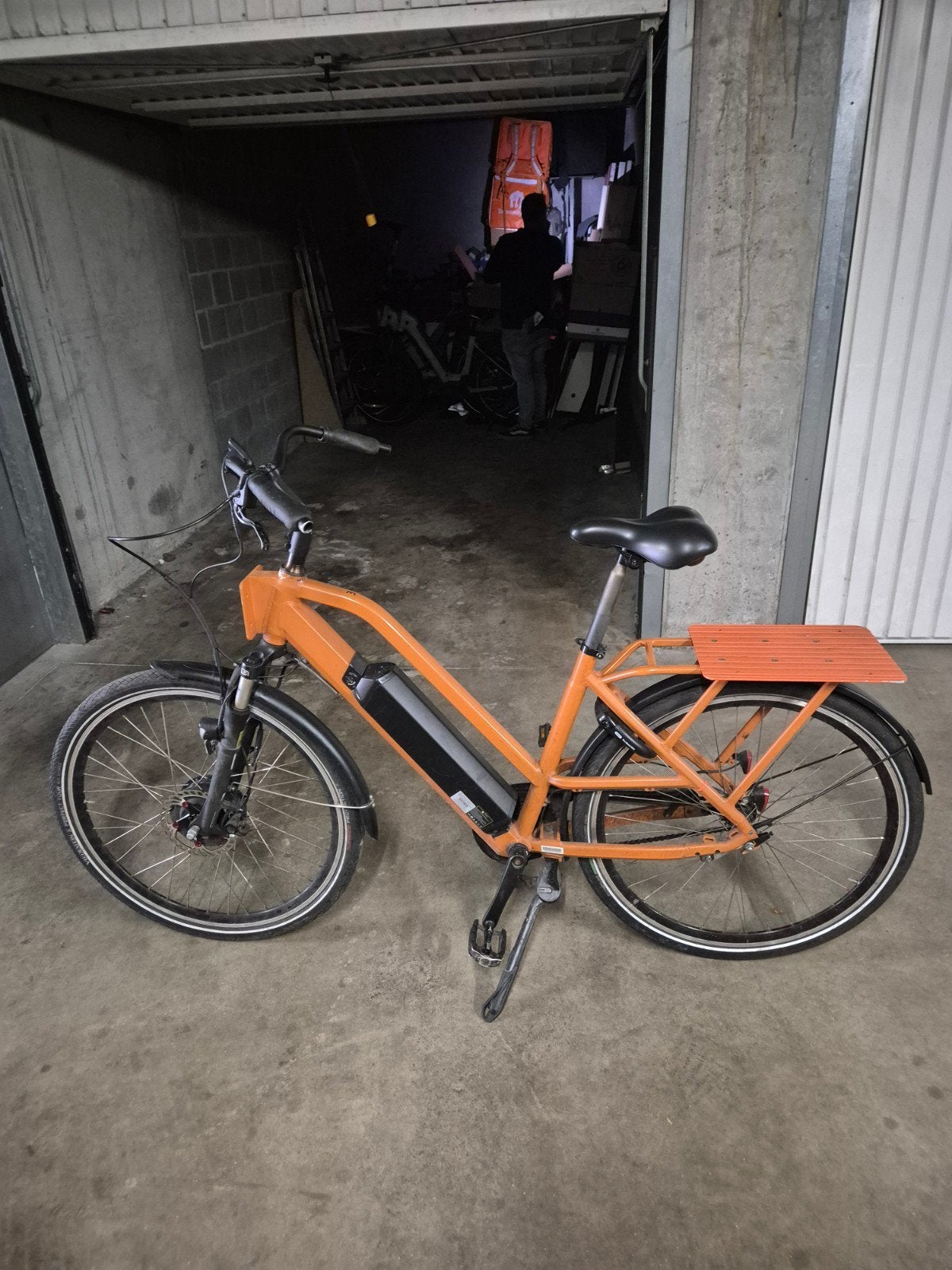 Elektrische fiets + lader, Ophalen, Gebruikt, 30 tot 50 km per accu
