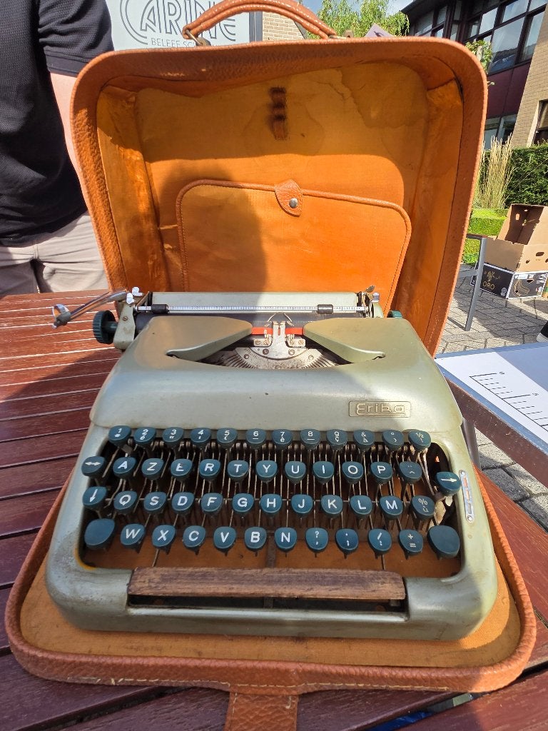 Prachtige vintage Typemachine Erika Model 10  met koffer, Ophalen