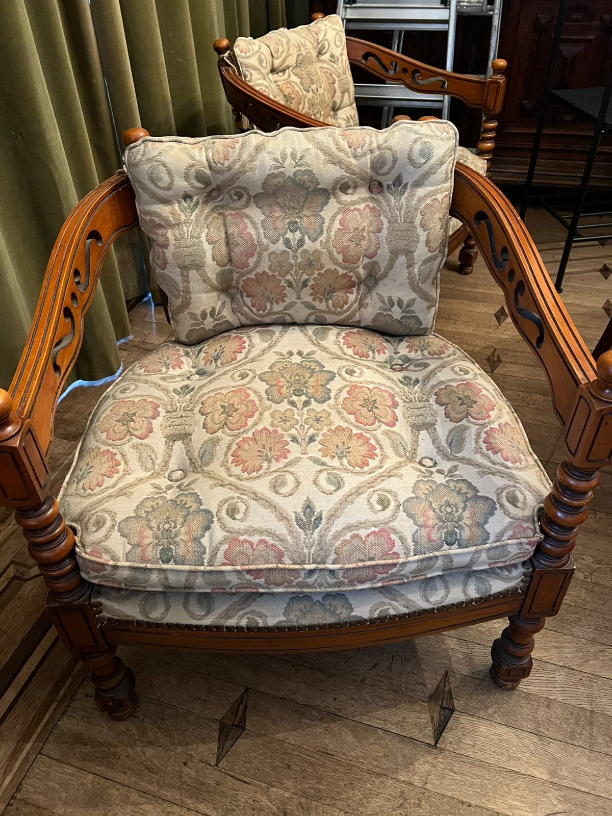 2x fauteuil in eik met arm gravering en kussens, Ophalen
