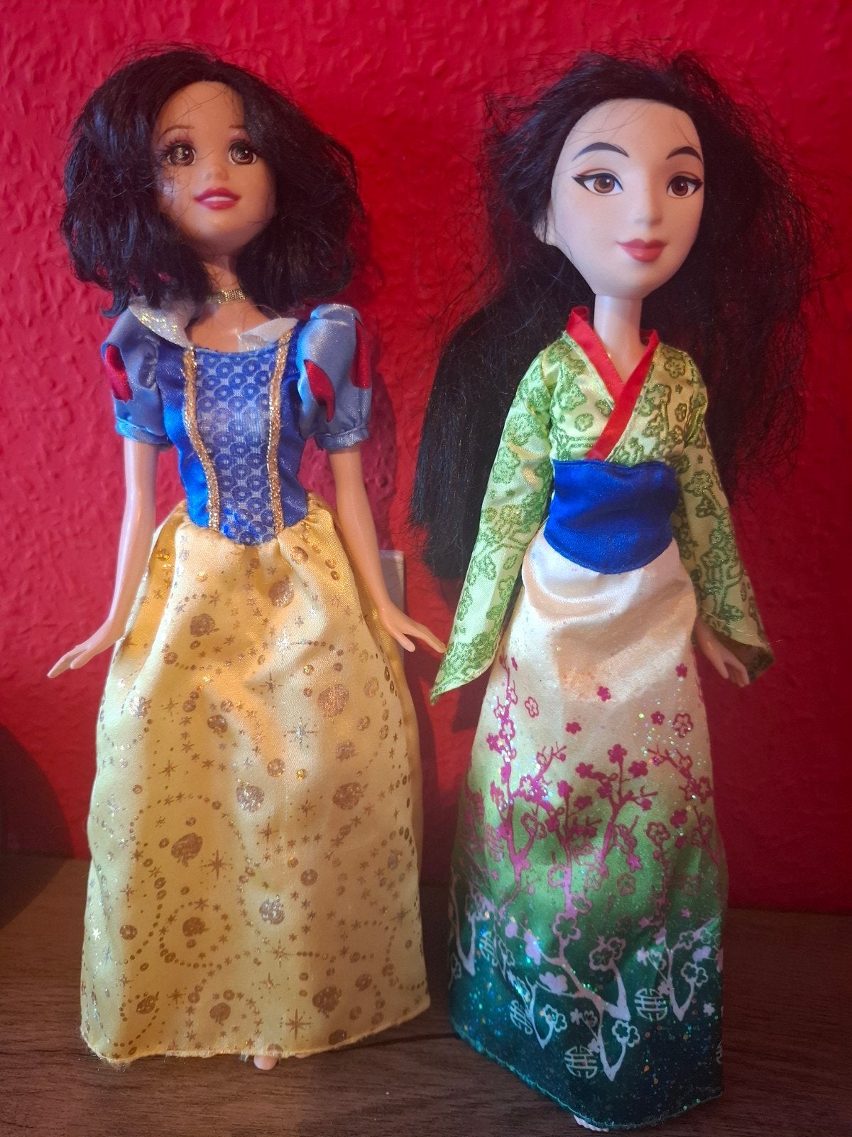 2 poupées Princesses Disney : Mulan,  Blanche Neige, Enlèvement