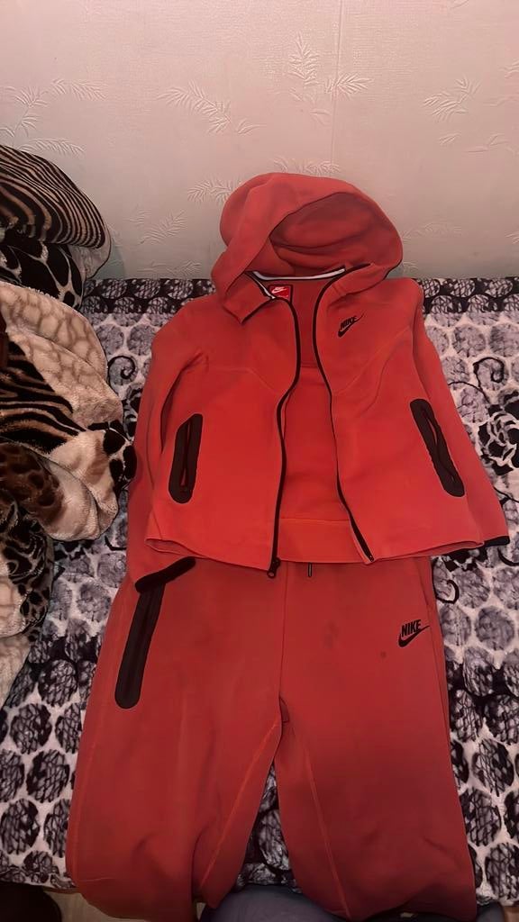 Nike tech 60€, Enlèvement, Comme neuf, Rouge