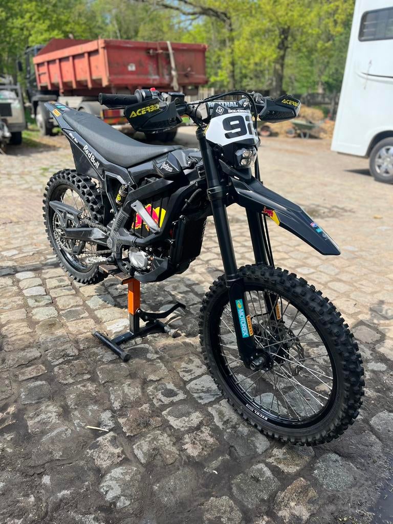 Surron ultra bee 2024   350km‼️, Fietsen en Brommers, Brommers | Crossbrommers, Ophalen, Zo goed als nieuw