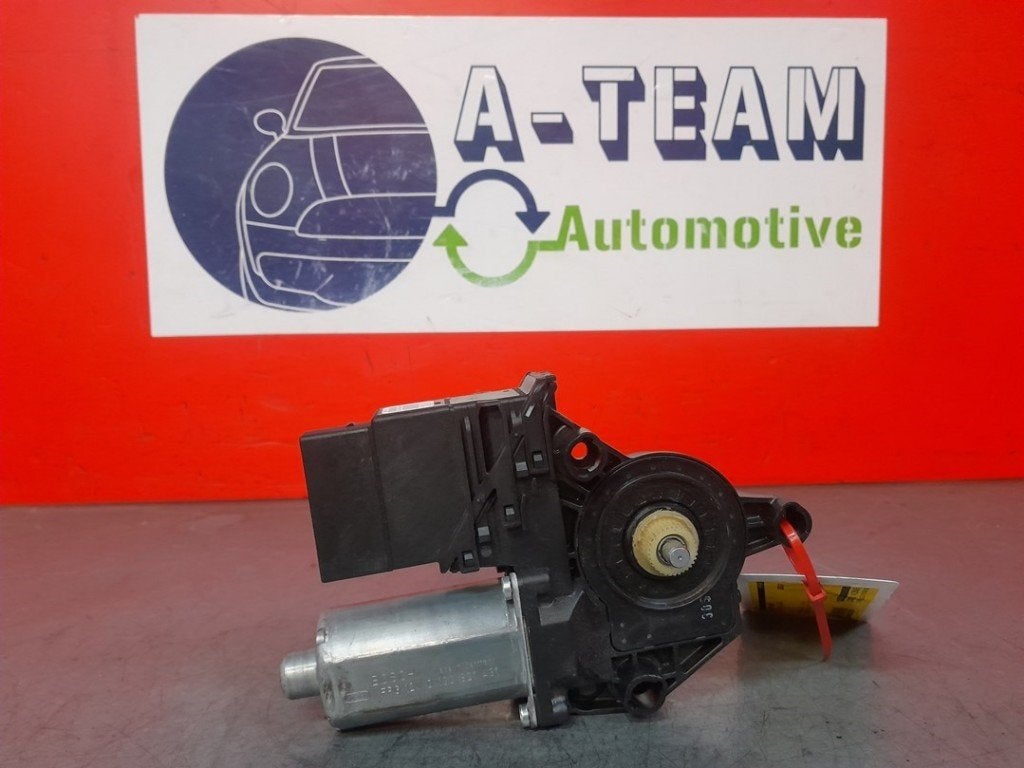 MOTEUR LEVE VITRE ELECTRIQUE Golf VI (5K1) (|0130821431|), Robert Bosch AG, Volkswagen, Utilisé, Robert-Bosch-Allee 1
74232  Abstatt, DE