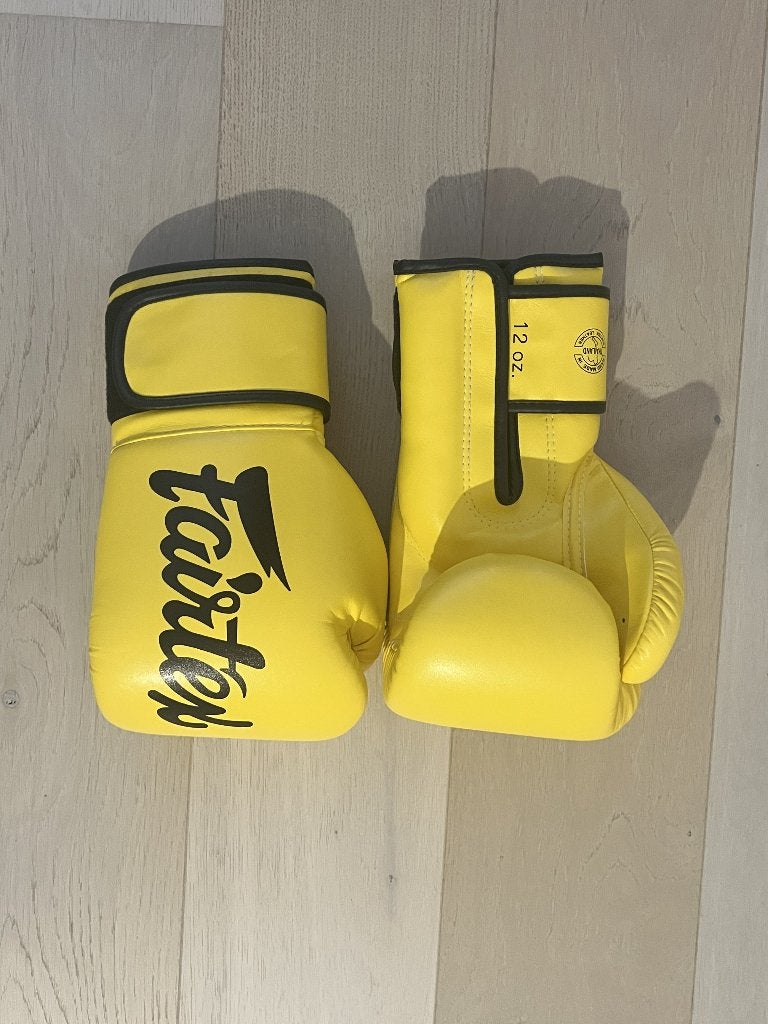 Fairtex Boxing Gloves and Shin Pads with a 30% discount, Enlèvement ou Envoi, Comme neuf, Gants de boxe