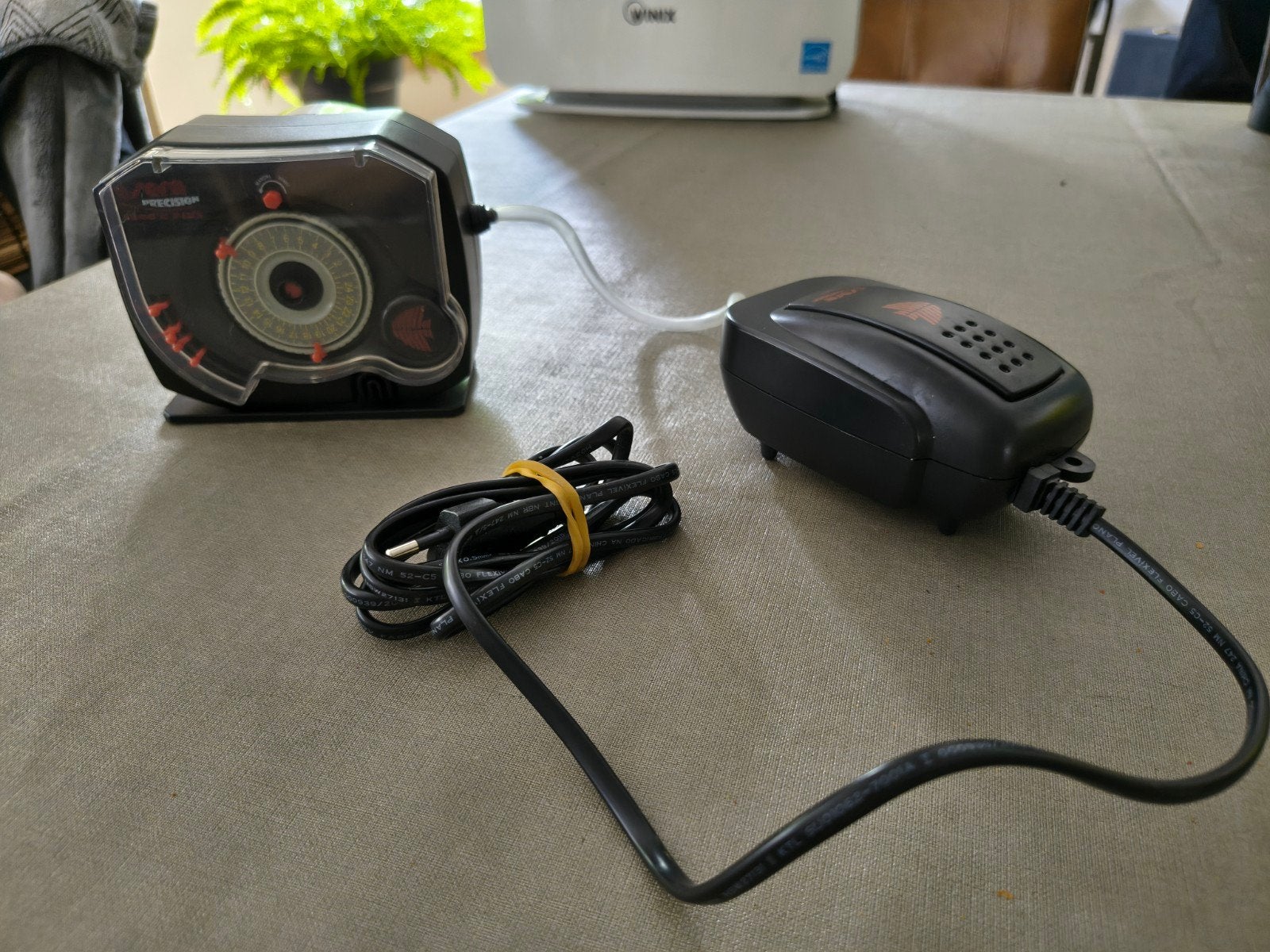 voederautomaat Sera feed a plus precision + luchtpomp, Dieren en Toebehoren, Ophalen of Verzenden, Zo goed als nieuw, Sera