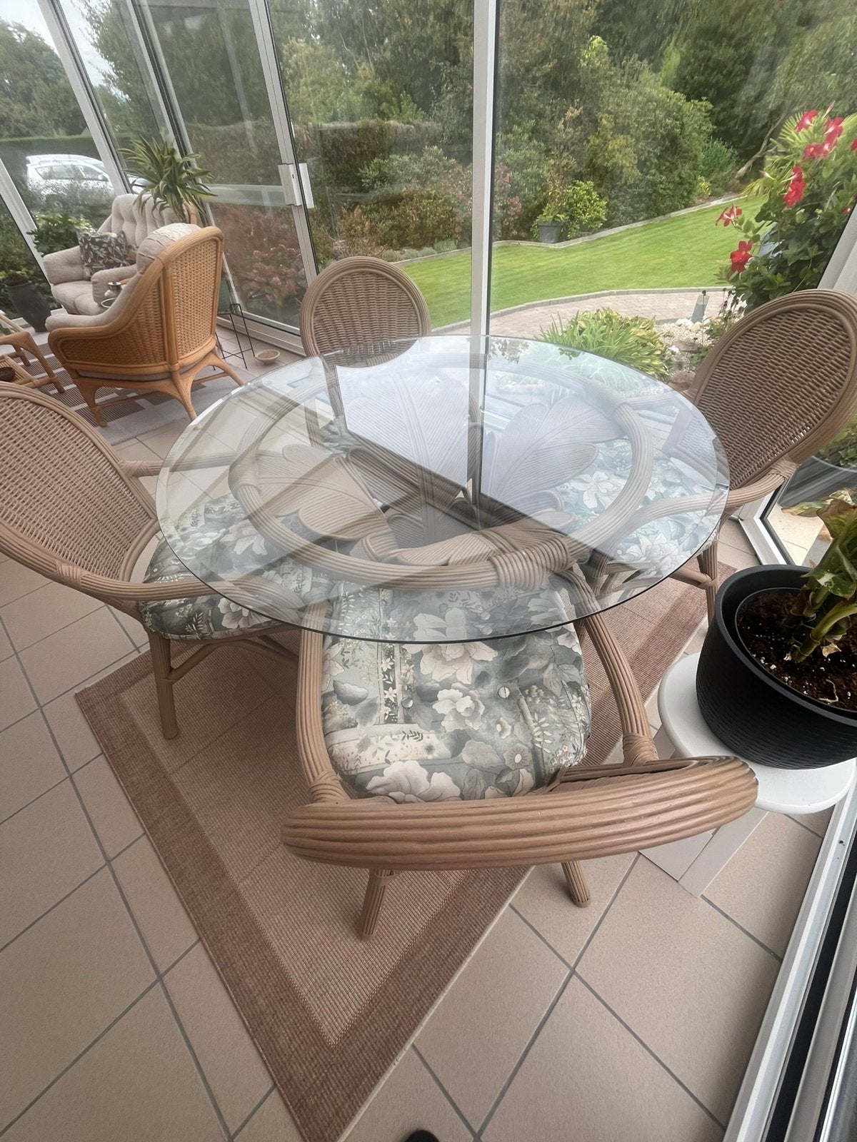 Rotan eethoek - ronde glazen tafel en 4 stoelen, Ophalen, Gebruikt, Overige typen, Glas