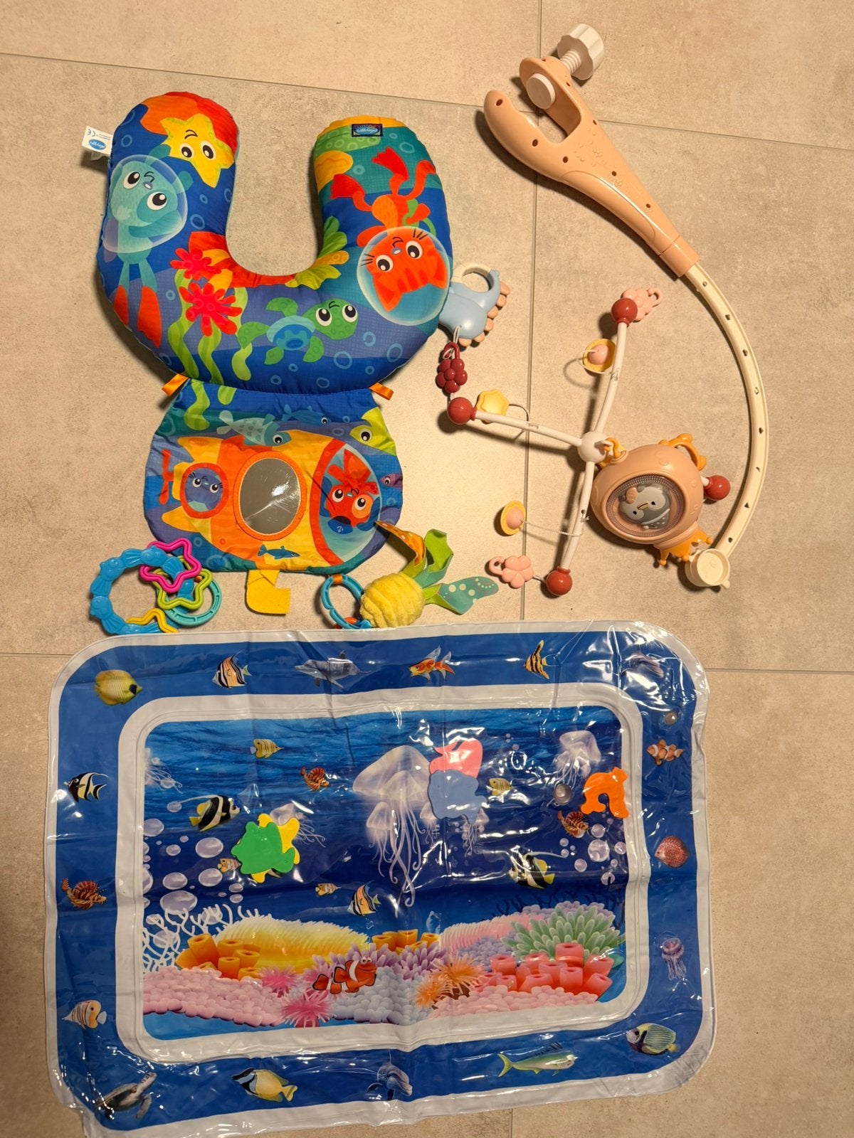 Jouets, téléphone portable et tapis de jeu aquatique., Enlèvement, Comme neuf