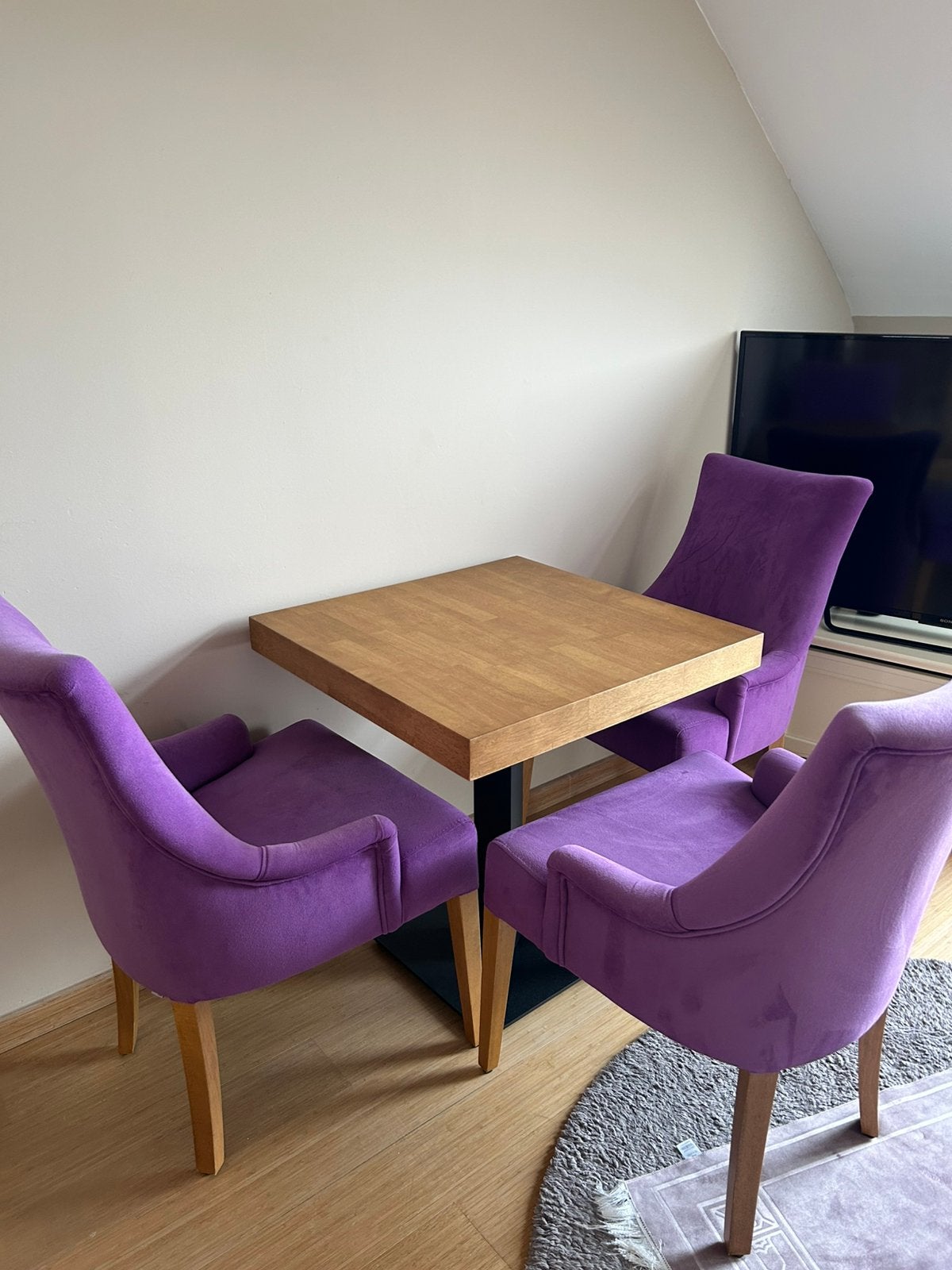 Table en bois + 3 chaises violettes – Sandalyeci, Enlèvement, Utilisé, Modern, Moins de 4 chaises
