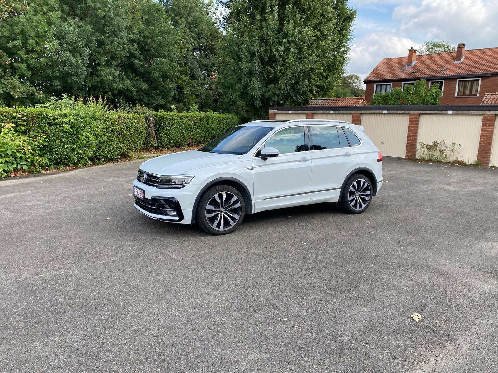 Vw Tiguan DSG7,R-line,pano,full option,blanc, Cuir, Phares entièrement LED, Carnet d'entretien, Noir