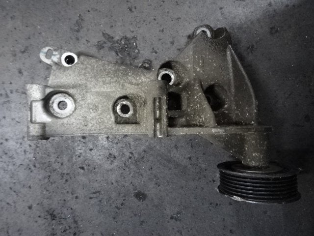 SUPPORT ALTRENATEUR Renault Twingo II (CN) (01-2007/09-2014), Utilisé, Renault
