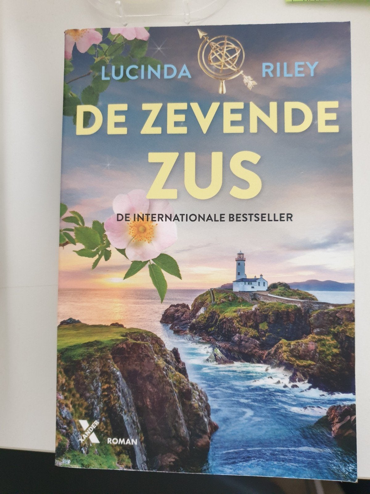 Lucinda Riley - De zevende zus, Boeken, Literatuur, Ophalen of Verzenden, Zo goed als nieuw, Lucinda Riley