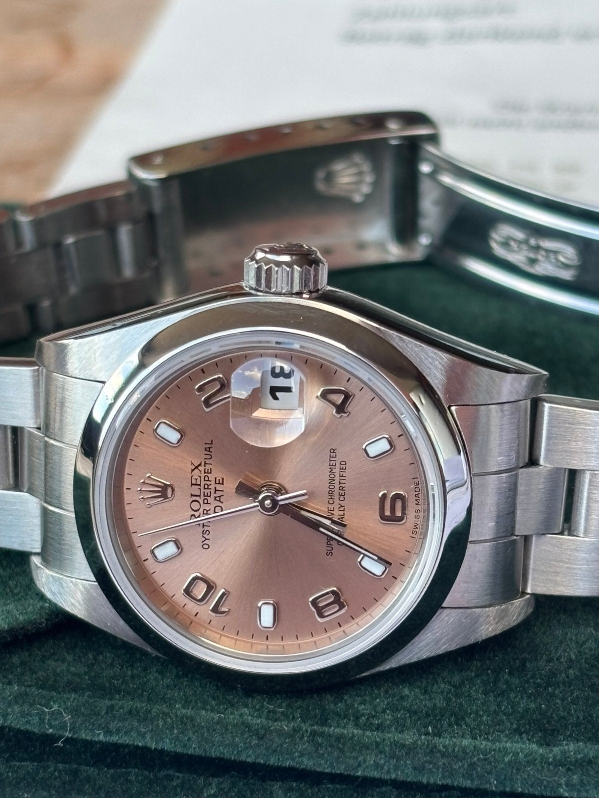 Rolex Oyster Perpetual Date 26 mm couleur saumon., Enlèvement ou Envoi, Comme neuf, Rose, Fille