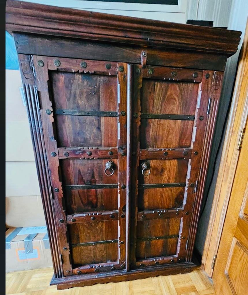 Armoire indienne ancienne, Enlèvement